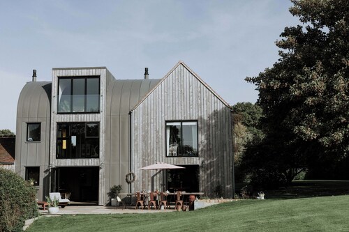 Amazing find! Elm Tree sleeps 10, hot tub & sauna. Near glyndbourne & lewes