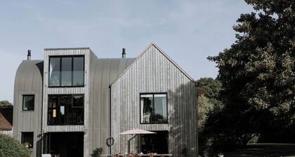 Amazing find! Elm Tree sleeps 10, hot tub & sauna. Near glyndbourne & lewes