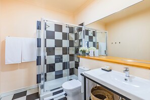 Habitación superior | Baño | Amenidades de baño gratuitas, secadora de cabello, pantuflas, toallas 
