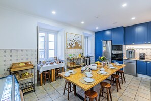 Desayuno con opciones de la cocina local incluido todos los días 