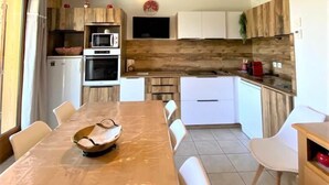 Coffee/tea maker, fridge, microwave, oven - Chalet, 350m from ski slopes, view mountain, swimming pool, sauna, terrace, parking, tv, ski locker (Agnières-en-Dévoluy)