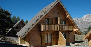 Exterior - Chalet, 150m from resort center, view mountain, swimming pool, sauna, terrace, parking, tv (Agnières-en-Dévoluy)