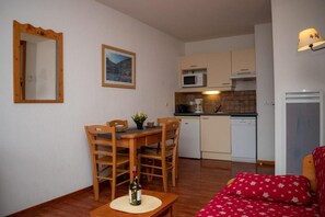 Interior - 300m from shops, 2nd floor, view mountain, swimming pool, sauna, balcony, parking, tv, ski locker (Le Dévoluy)