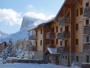 Exterior - 300m from shops, 2nd floor, view mountain, swimming pool, sauna, balcony, parking, tv, ski locker (Le Dévoluy)