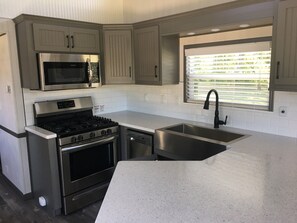 冷蔵庫、電子レンジ、オーブン、コンロ