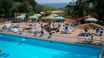 Una piscina al aire libre de temporada