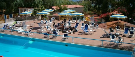 Una piscina al aire libre de temporada