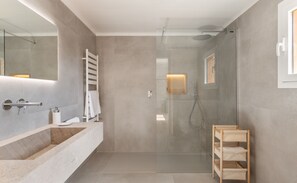 Ducha, secador de pelo, toallas, papel higiénico