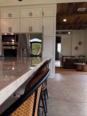 ثلاجة، ميكروويف، فرن، موقد طهي مسطح