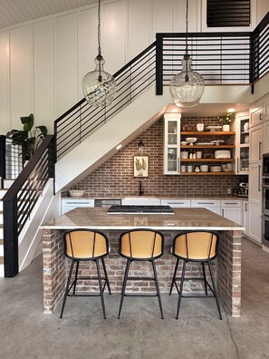 ثلاجة، ميكروويف، فرن، موقد طهي مسطح