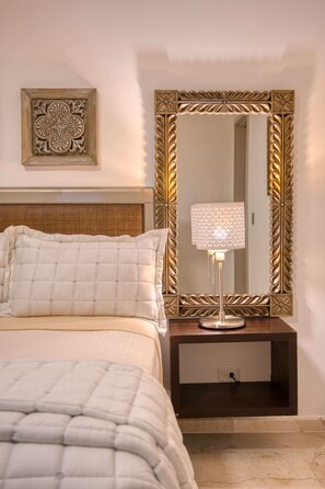 Chambre Deluxe | Draps en coton égyptien, literie de qualité, minibar, bureau