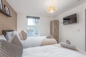 2 bedrooms, desk, iron/ironing board, free WiFi - Stylish 2 Bed apartment, Central Location, Sleeps 6 (Blackpool)