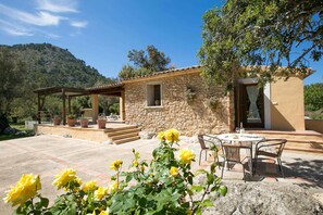 Outdoor dining - Busqueroles Petit - Two Bedroom Villa, Sleeps 4 (Pollença)