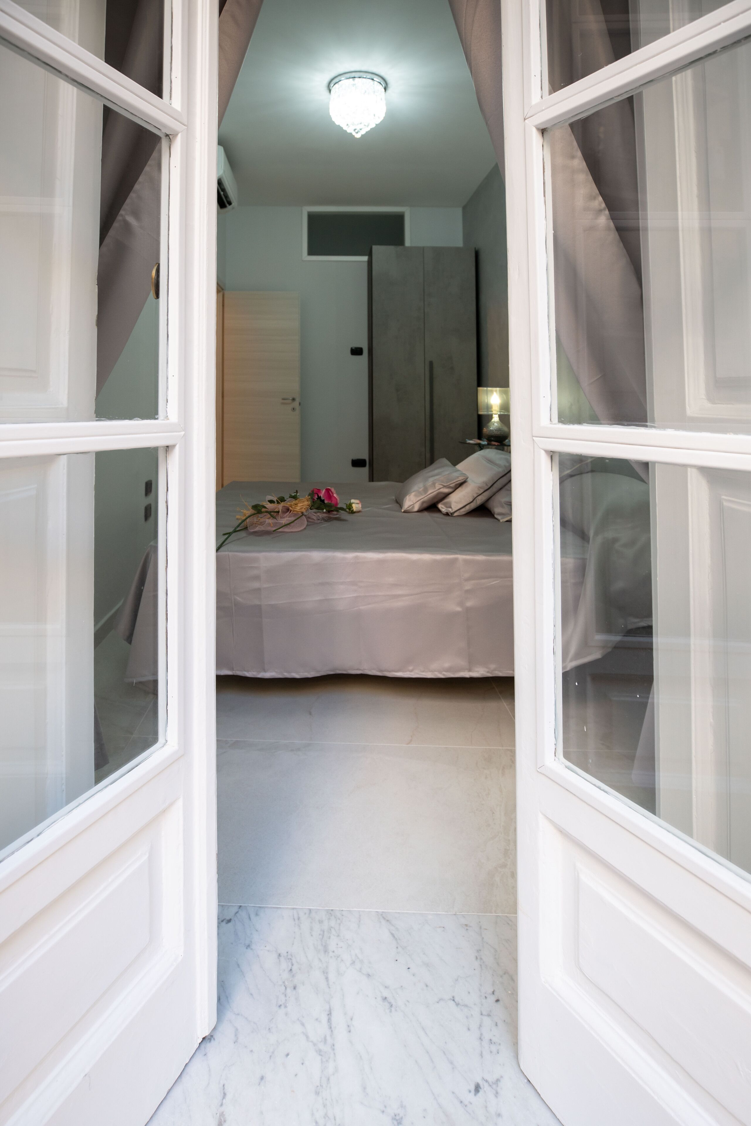 2 chambres, bureau, fer et planche à repasser, lit parapluie