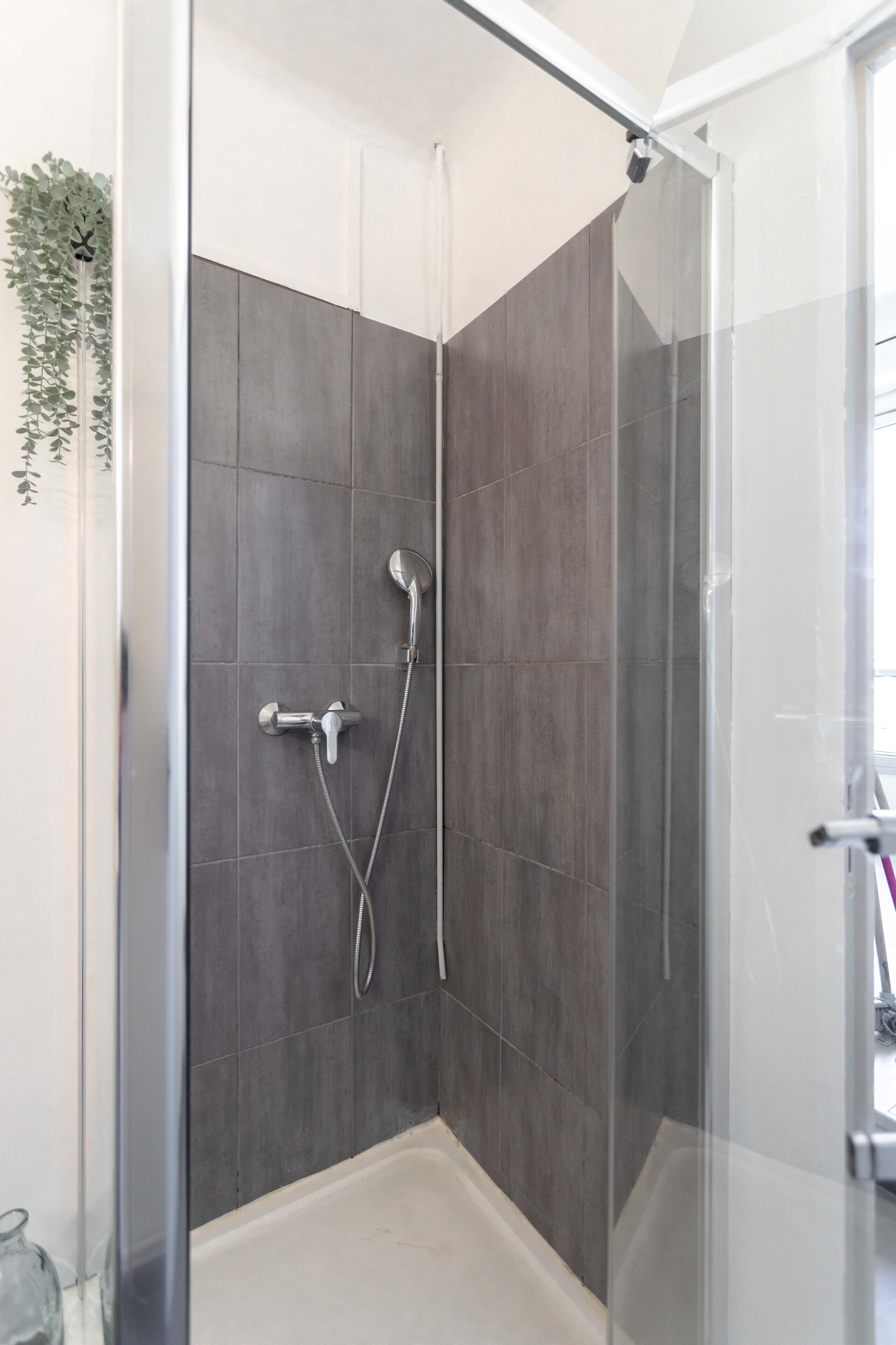 Douche, sèche-cheveux, serviettes fournies, savon