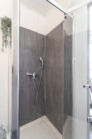 Shower, hair dryer, towels, soap - Le Rive Neuve (Marseille)