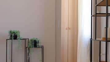 Comfort appartement | Woonruimte | Een 80-cm flatscreentelevisie met kabelzenders en televisie