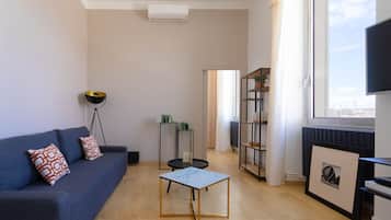 Een 80-cm flatscreentelevisie met kabelzenders en televisie