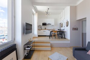 1 bedroom, laptop workspace, soundproofing, travel crib
