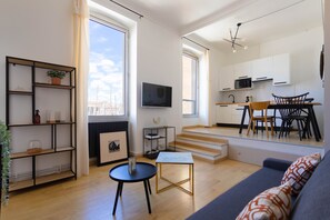 80-centimeters platt-tv med kabelkanaler och tv