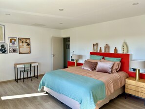 5 dormitorios, escritorio, tabla de planchar con plancha y cuna de viaje