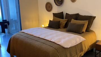 5 chambres, bureau, fer et planche Ă repasser, lit parapluie