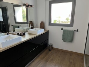 Een bad, een haardroger, handdoeken, zeep