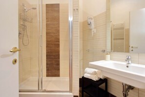 Regadera, secadora de cabello, bidet, toallas 