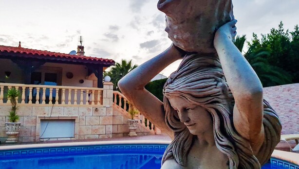 A statue of a woman holding a jug by a poolside. - Villa TRES PALMERAS piscina con jacuzzi cerca de Benidorm y Albir (l'Alfàs del Pi)