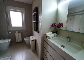 Bañera con ducha, secador de pelo, bidet, toallas