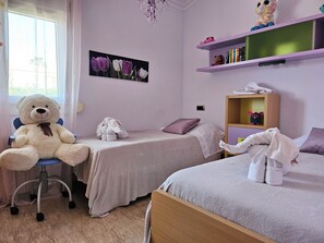 3 chambres, coffre-fort, fer et planche à repasser, lit de bébé portatif