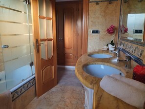 Bañera con ducha, secador de pelo, bidet, toallas