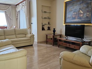 Smart-tv, een dvd-speler, een tafeltennistafel en boeken