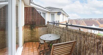 2 Bed Apartment Sleeps 5 - Free Parking, Balcony