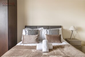 Apartment | 2 bedrooms, iron/ironing board, free WiFi, bed sheets - 2 Bed Apartment Sleeps 5 - Free Parking, Balcony (Grays)