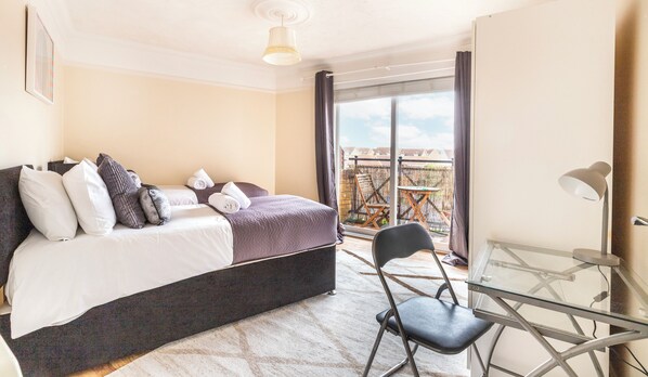 Apartment | 2 bedrooms, iron/ironing board, free WiFi, bed sheets - 2 Bed Apartment Sleeps 5 - Free Parking, Balcony (Grays)
