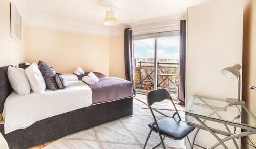 2 Bed Apartment Sleeps 5 - Free Parking, Balcony