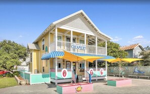 Exterior - Beautiful Beach house, sleeps 10, walk to beach, pool, restaurants (Santa Rosa Beach)