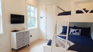 4 bedrooms, iron/ironing board, free WiFi, bed sheets - Beautiful Beach house, sleeps 10, walk to beach, pool, restaurants (Santa Rosa Beach)