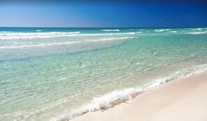 Beach nearby, sun-loungers - Beautiful Beach house, sleeps 10, walk to beach, pool, restaurants (Santa Rosa Beach)