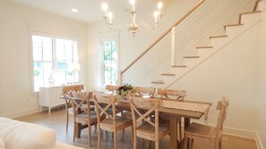 Dining - Beautiful Beach house, sleeps 10, walk to beach, pool, restaurants (Santa Rosa Beach)