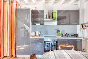 Refrigerador, microondas, horno y lavavajillas 