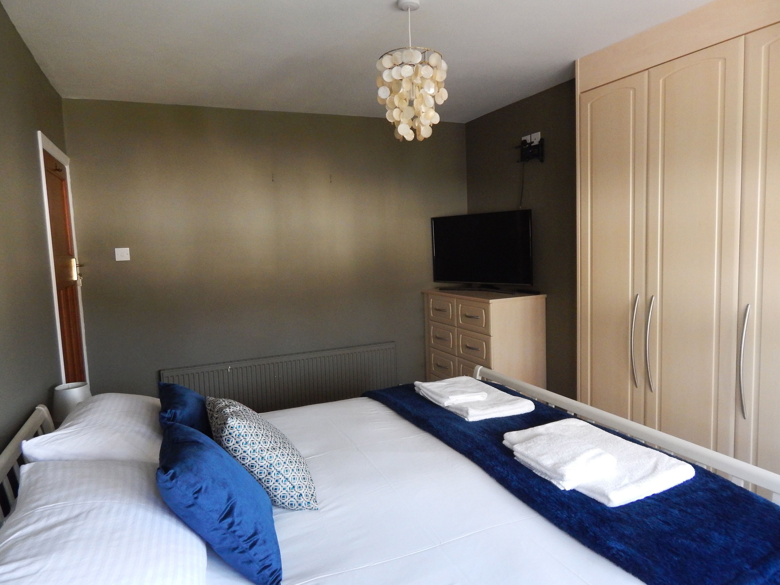 Comfortable duluxe spacious house with lovely front and rear gardens 