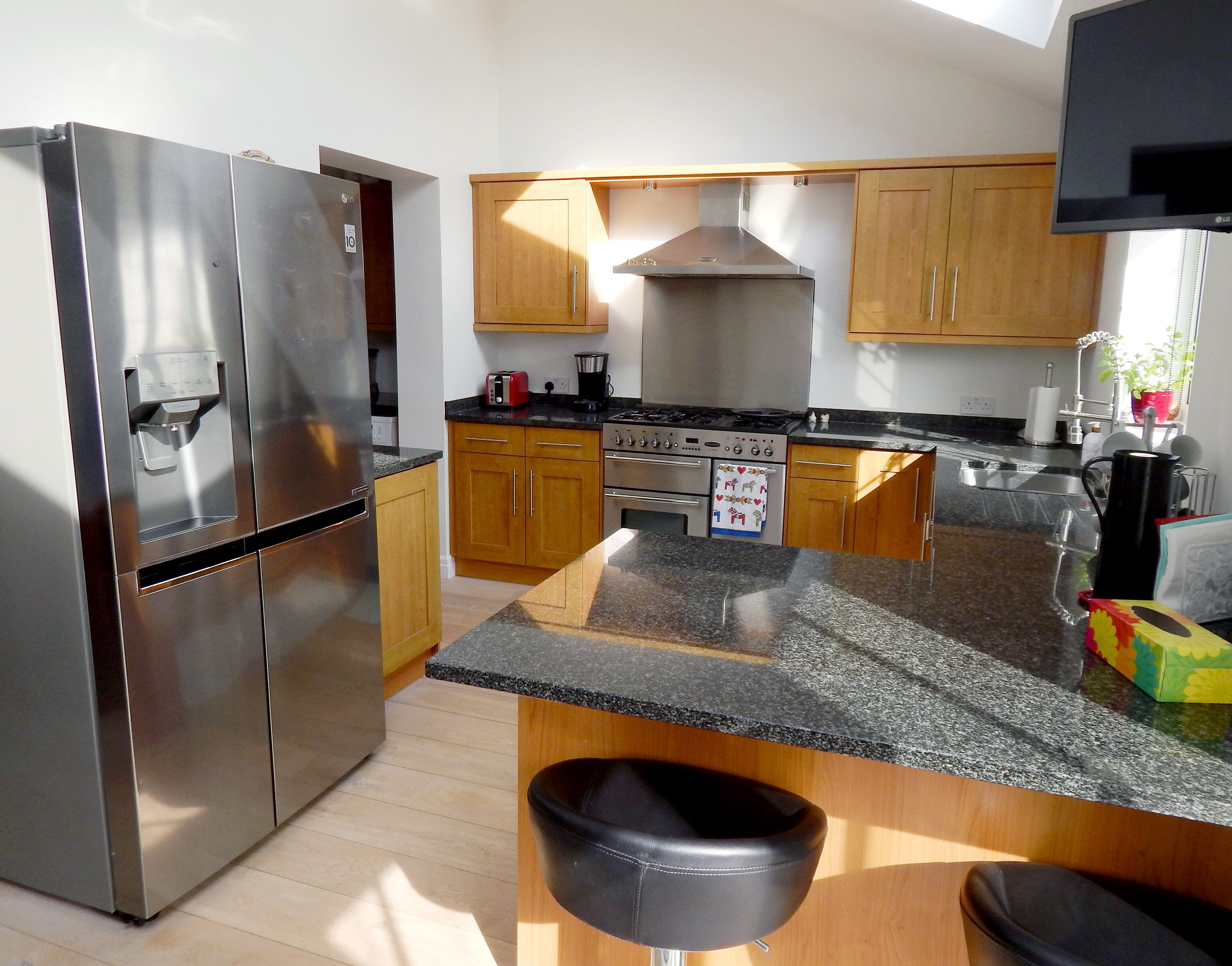 Comfortable duluxe spacious house with lovely front and rear gardens 