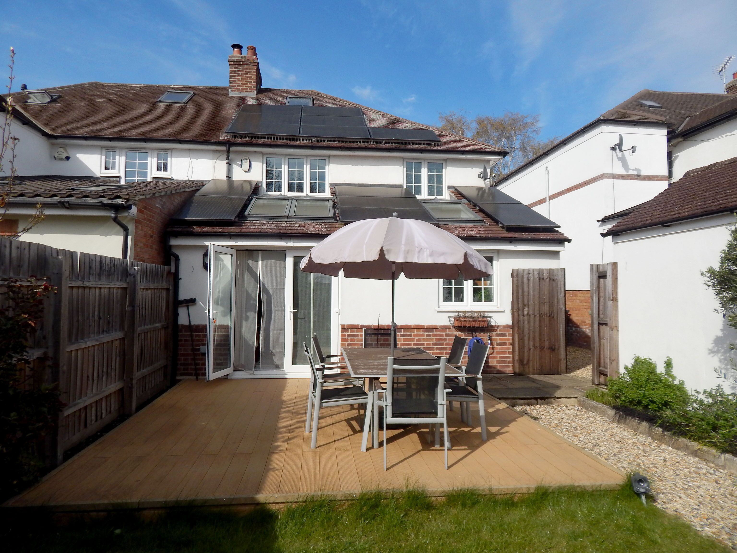 Comfortable duluxe spacious house with lovely front and rear gardens 