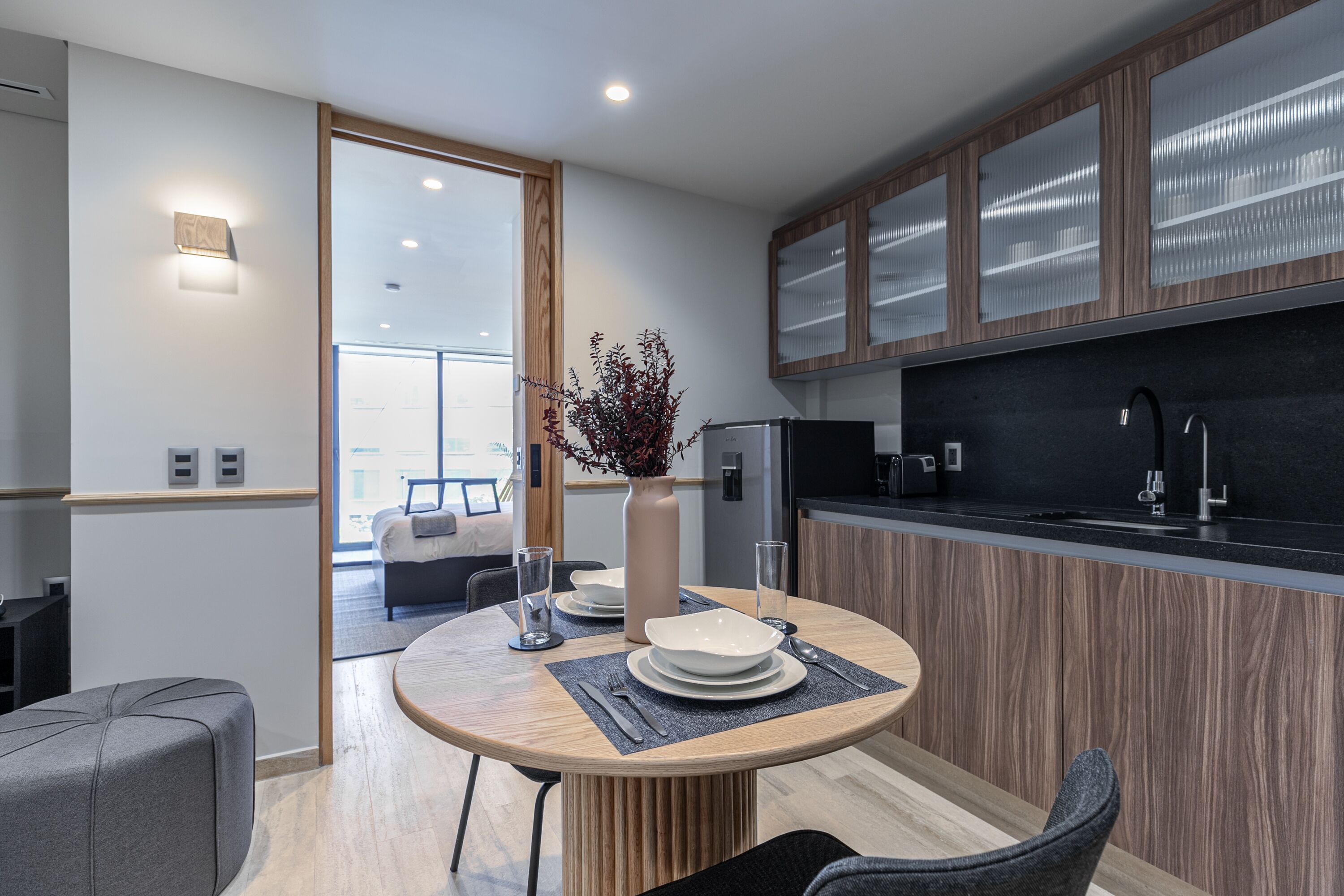 Standard Apartment with Balcony | Oleskelualue | 50–tuumainen äly-TV, jossa digitaalikanavat