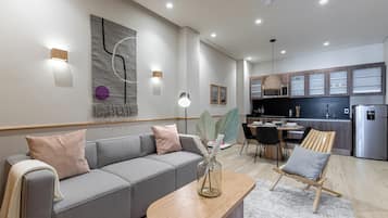 Executive Apartment with Balcony | Oppholdsområde | En 50-tommers smart-TV med digitale kanaler samt TV