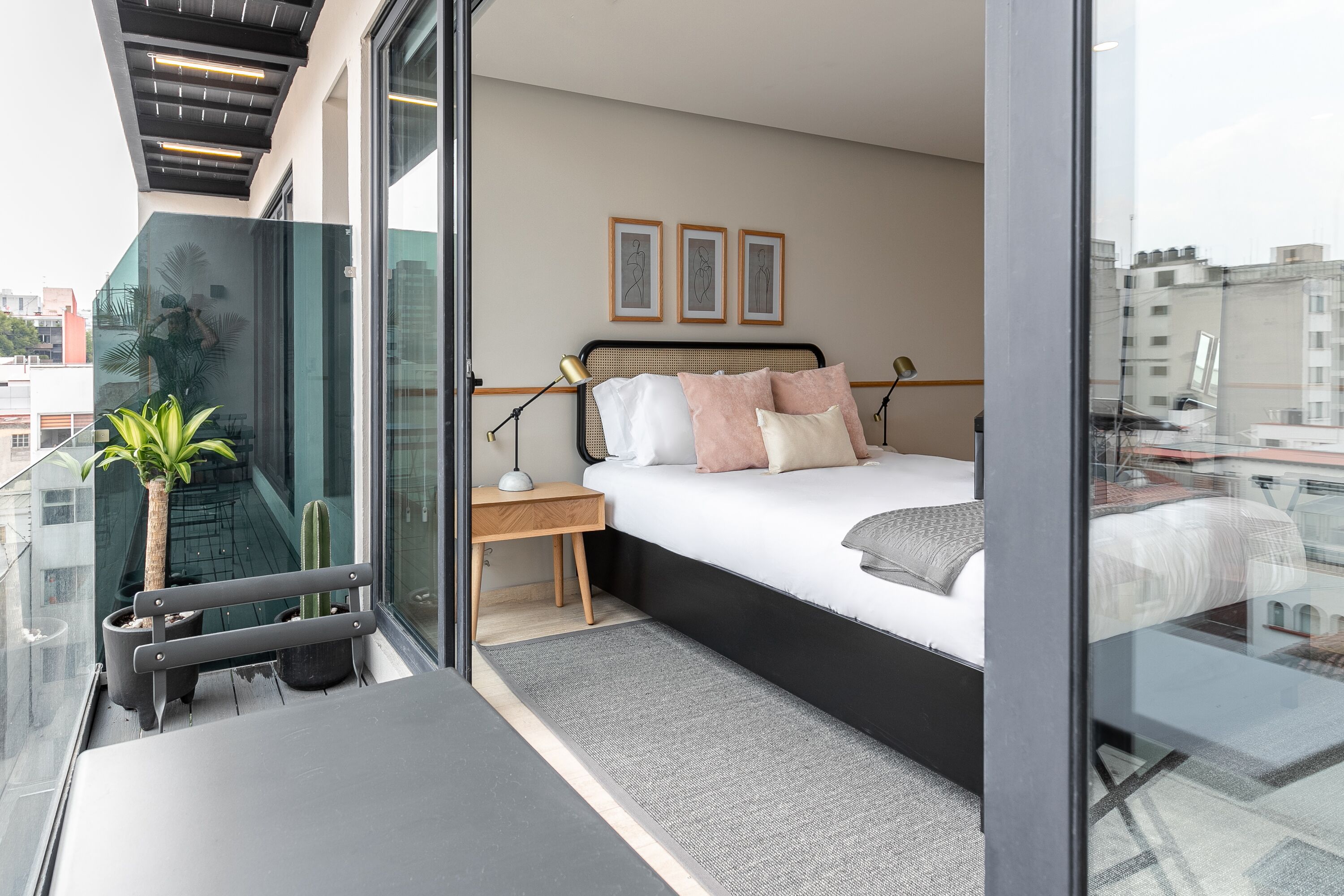 Superior Apartment with Balcony | Premium bedding, individually decorated, individually furnished, desk