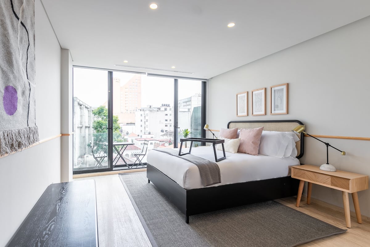 Superior Apartment with Balcony | Ropa de cama de alta calidad y escritorio