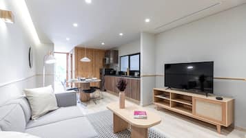 Superior Apartment with Balcony | 起居區 | 50-吋智慧型電視、數位頻道、電視